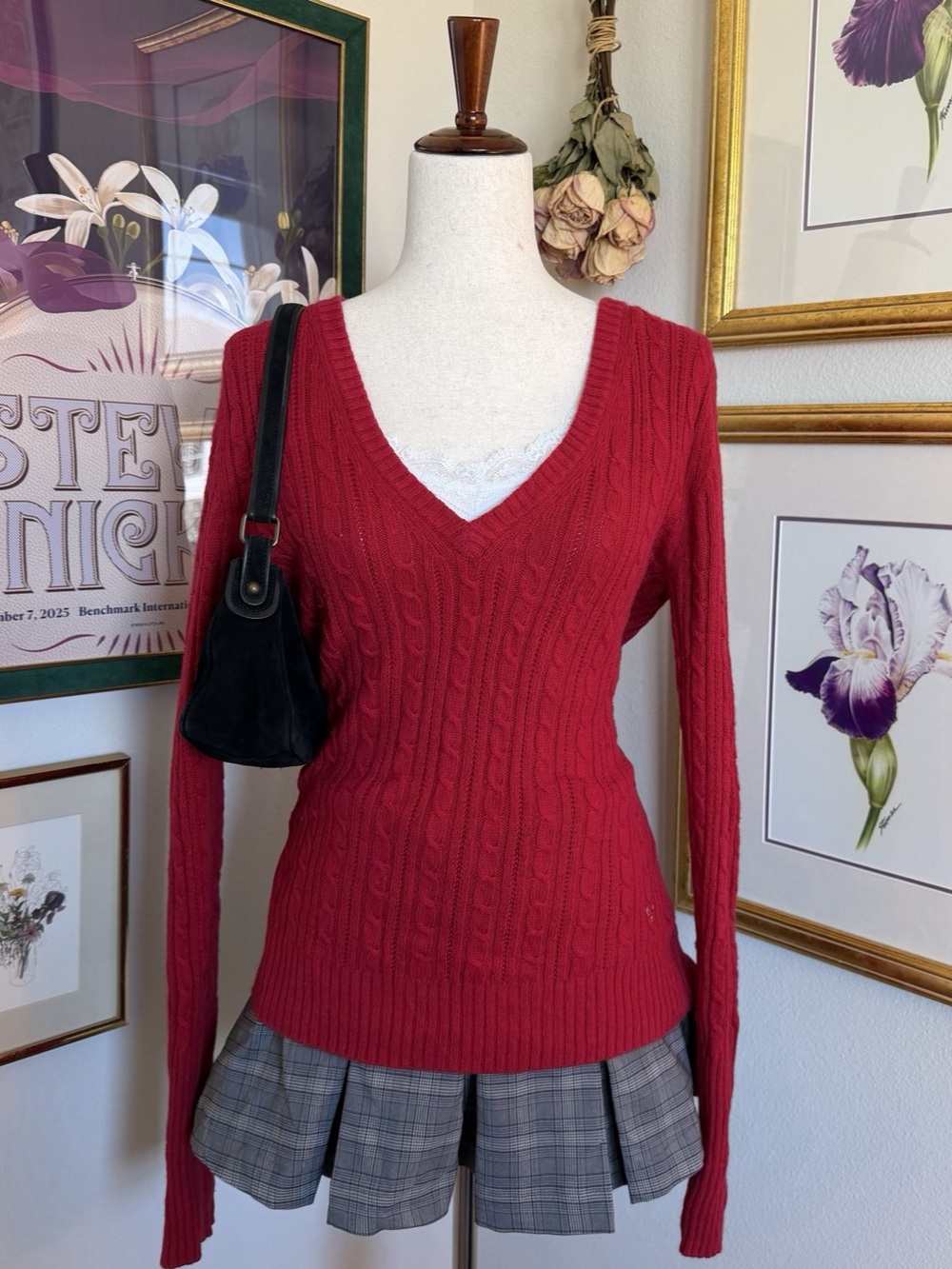 Vintage American Eagle Outfitters Fitted Cable Knit V-Neck Red Sweater Large